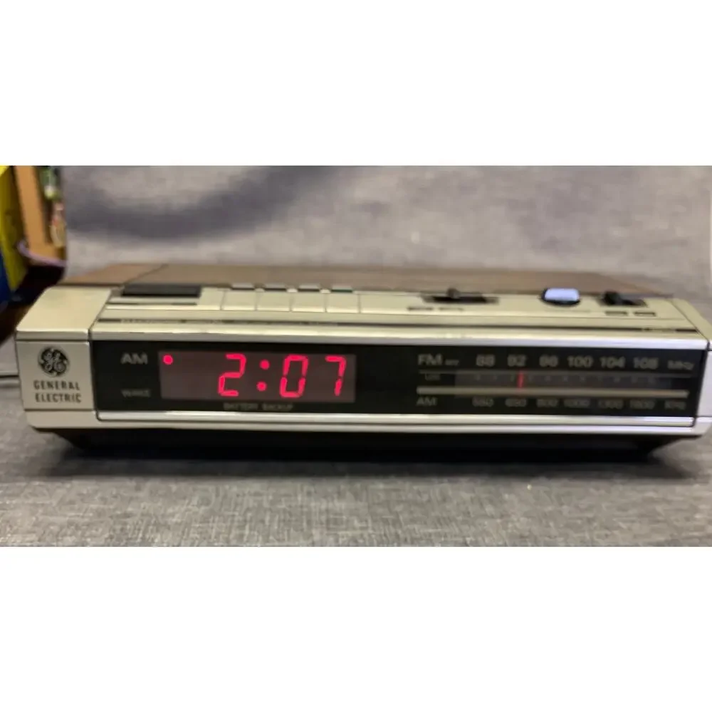 Vintage GE Clock Radio, Model 7-4634B - Works fine - See Photos